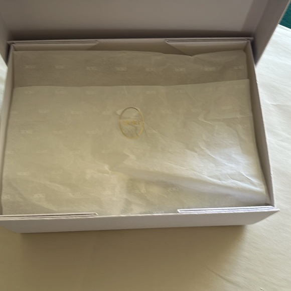 Dior White Pebble Gold Lettering Gift Box With Lid Large - Picture 5 of 9